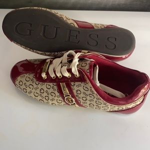 Never worn women’s guess sneakers